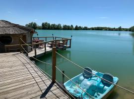 cabane flottante Millenium, hotel with parking in Varanges