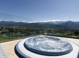 Cerdanya EcoResort, hotel with jacuzzis in Prullans