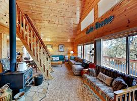 Oak Shores Retreat with Lake Access & Pool cabin, מלון בOak Shores