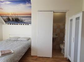 Komodor - OZONOWANE pokoje gościnne, hotel in Ustronie Morskie