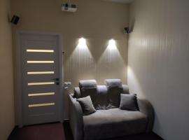 Small room with big cinema, ξενοδοχείο διαμερισμάτων στο Χάρκοβο