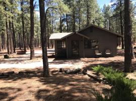 Grand Canyon Cottage at Historic Wrigley Ranch with Horseback Riding & Hiking, villa em Parks
