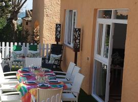 Casa con jardín a 40 metros de la playa. VR., hotel in Palamós