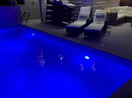 Polly Apartments with swimming pool, hotel in Babino Polje