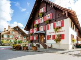 Gasthaus Rössle, hotel perto de Seilbahn Schnifisberg, Nenzing