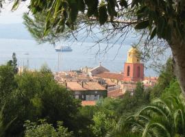 Chalet 6p dans un parc r&eacute;sidentiel dans le Golfe de Saint Tropez (in a park in the Gulf of Saint Tropez), cabin in Gassin