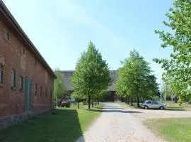 Futterhaus neben der Wasserburg Liepen
