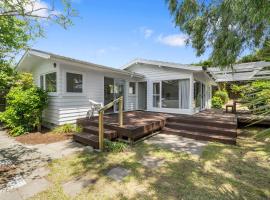 Blue Gate Cottage - Waikanae Beach Holiday Home, hotel a Waikanae