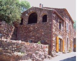 Stone house, hotel in Le Puech