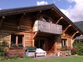 Brilliantly located spacious 4-Bedroom Chalet, hotell sihtkohas Les Carroz d'Arâches