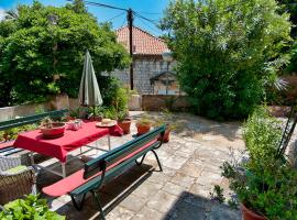 Apartment Gradac with garden next to beach and Old Town โรงแรมในดูบรอฟนิก