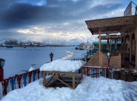 Chicago Group of Houseboats, sme&scaron;taj na brodu u gradu Srinagar