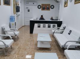 فندق الرستاق للشقق, hotel v mestu Ţakham