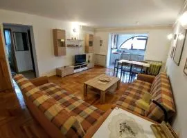 Apartman 100m2, full opremljen, privatni parking.