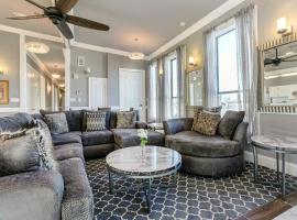 5BR Penthouse Steps to the Streetcar & FQ, hotel in New Orleans