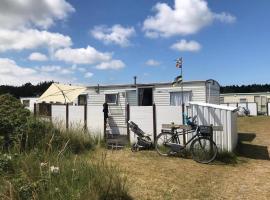 Knusse caravan camping Duinoord 300m van strand, hotell i Nes