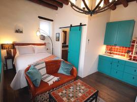 Closson Studio - Stylish - Near Plaza - Queen bed, hotel in Santa Fe