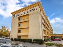 Quality Inn & Suites Raleigh Durham Airport، فندق في موريسفيل