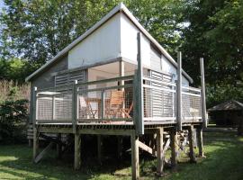 Camping L'îlot du Chail, hótel í Sansais