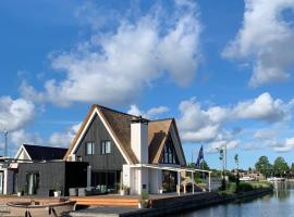 New high end waterfront family villa, hotel dekat Stavoren Station, Stavoren