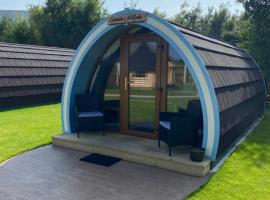 Benone Getaways- 'Carrick-A-Rede' Luxury Glamping Pod- with Hot Tub, hotel in Derry Londonderry