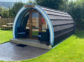 Benone Getaways- 'Dunluce' Luxury Glamping Pod- with Hot Tub, hotel in Derry Londonderry