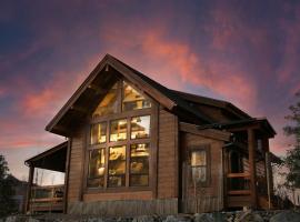 Relax in Luxury - Two Large Patios, Jacuzzi, Indoor Outdoor Fireplace: Estes Park şehrinde bir lüks otel