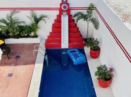 Casa Piramide: Fully Furnished 2-Bedroom House w/ Private Swimming Pool and Waterfall, 5 Minute Walk from the Beach, hotel en Barra de Navidad