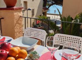 Casa con jardín a 30 metros de la playa. VL., cabaña en Palamós