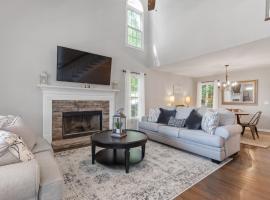 Explore Historic DT In This Cozy Open Air 5BR Stay, hotel i Cartersville