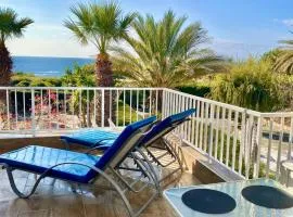 Coral Bay Modern Renovated apartment by the Sea