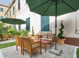 Mediteran with garden next to beach and Old Town โรงแรมในดูบรอฟนิก