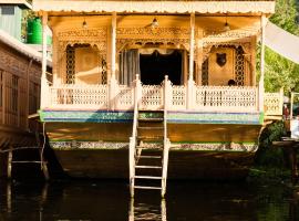 New Kharpalace, boat in Srinagar