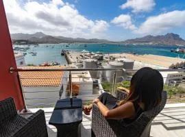 Blue Marlin Hotel、ミンデロにあるセザリア・エボラ空港 - VXEの周辺ホテル