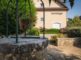 L'Ermitage Hotel & Restaurant, hotel com estacionamento em Saulges