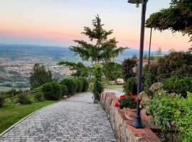 Romantic house with outside hydro, budgethotell i Montecatini Terme