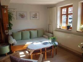 Ältestes Haus in Quentel - Ferienwohnung 1 mit kleinem Garten, povoljni hotel u gradu 'Lichtenau'