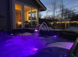 Aurora mökki porealtaalla Lapissa Tenojoen rannassa