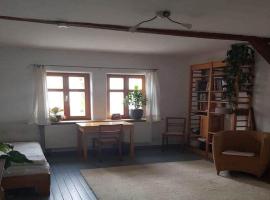 Ältestes Haus in Quentel - Ferienwohnung 2 mit Dachterrasse, cheap hotel in Hessisch Lichtenau