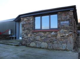 The Stable Self Catering Cottage @ Cappa House BnB, hotel con estacionamiento en Eyeries