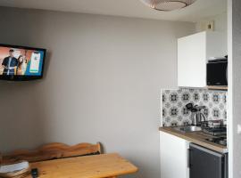 Studio rénové Chamrousse, au pied des pistes., hotel in Chamrousse