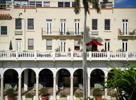 Palm Beach Historic Hotel with Juliette Balconies! Valet parking included!, hotell i Palm Beach