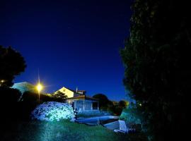 19th Centry Farmhouse Getaway - Sleep 12-14 w Pool, hotel v destinaci Celorico da Beira
