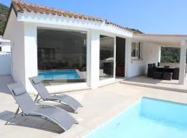 neues Haus mit beheiztem Pool