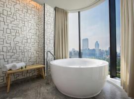 Hotel Indigo Kaohsiung Central Park, an IHG Hotel, hotel near Liuhe Tourist Night Market, Kaohsiung