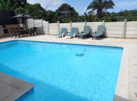 Poolside Guest House, villa en Port Shepstone