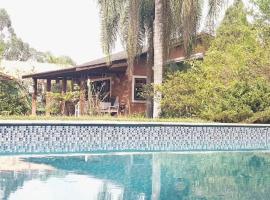 LINDA CHACARA EM CONDOM 30 MIN DE SP piscina climatizada, churrasqueira, wifi, 5 quartos, amplo jardim, pet-friendly hotel in Cajamar