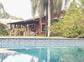 LINDA CHACARA EM CONDO A 40 MIN DE SP com piscina climatizada, churrasqueira, wifi, 5 quartos e muita natureza