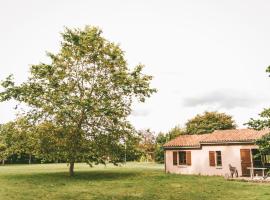 Modern holiday home with dishwasher, in natural region, hotel a Moncontour-de-Poitou