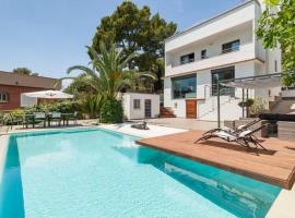 Moderna villa con piscina y amplio jardín, hotel con estacionamiento en Castelldefels